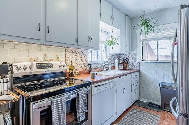 Building Photo - 555 Harrison St