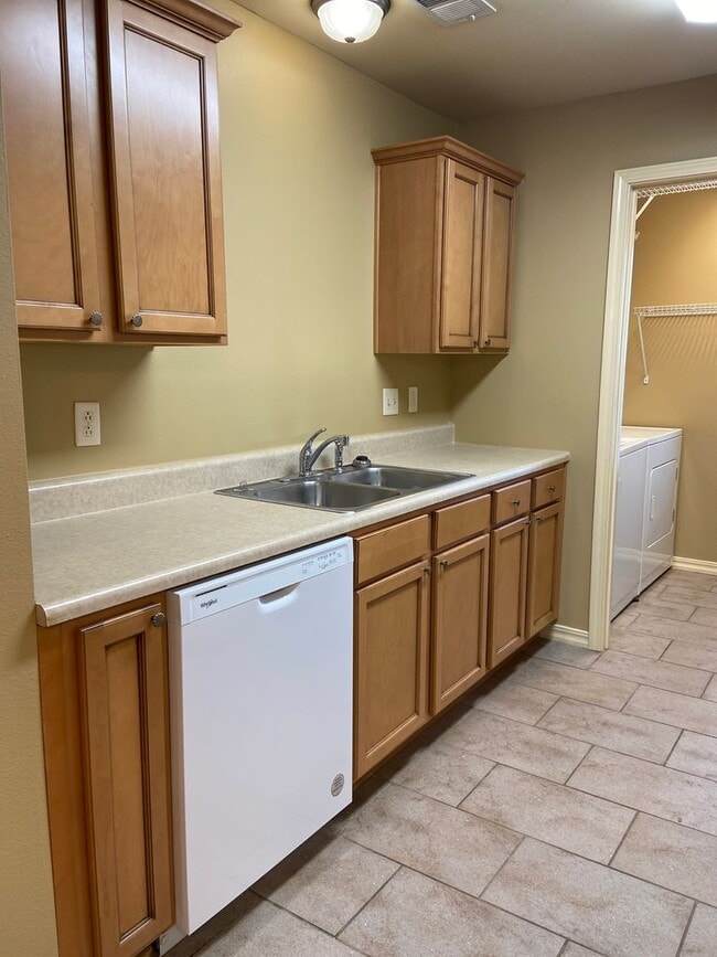 Building Photo - Condominium in Sycamore Ridge