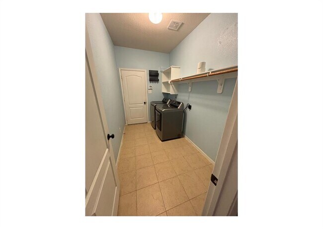 Building Photo - 15518 Huddleston Dr