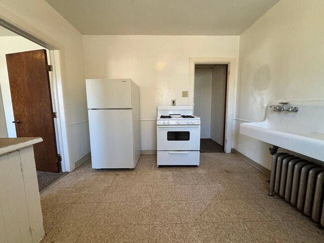 Building Photo - 828 S Maple Ave