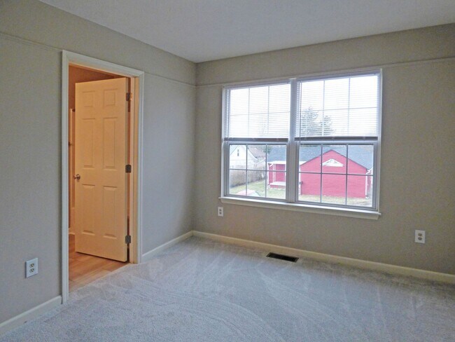 Building Photo - 338 E Oak St