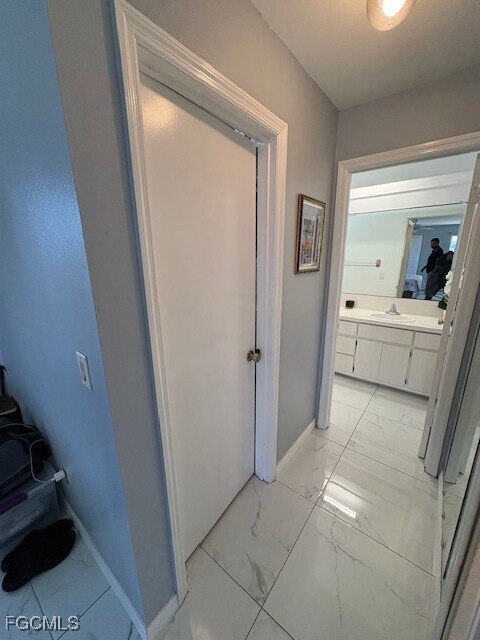 Building Photo - 1939 Santa Barbara Blvd