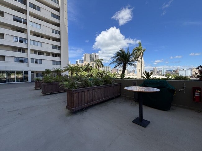 Building Photo - 1212 Punahou St