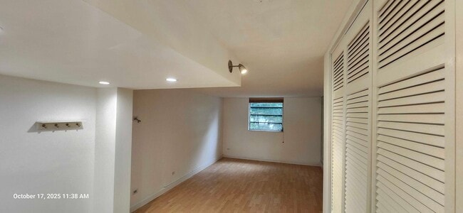 Building Photo - Spacious 1 Bed + Den | 1.5 Bath Apartment ...