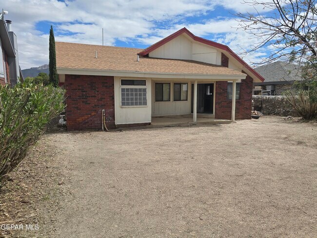 Building Photo - 1025 Desierto Luna St