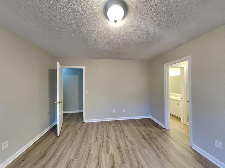 Building Photo - 5022 Hawthorne Ct