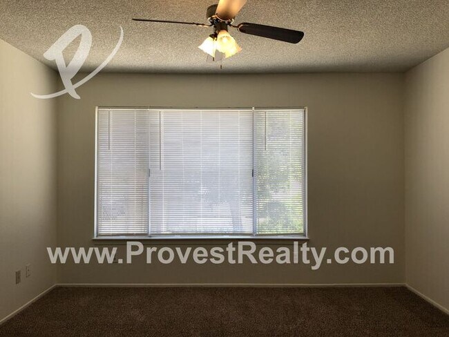 Building Photo - Cute 2 Bedroom 1.5 Bath Home in Victorvill...