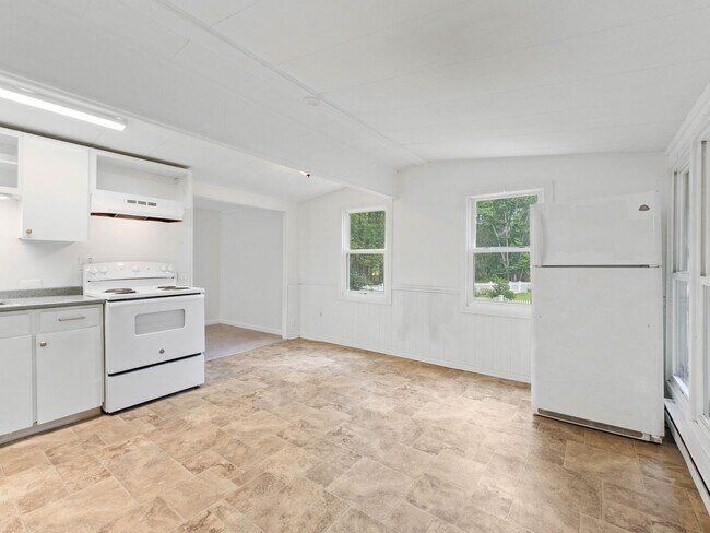 Building Photo - For Rent | Charming 2-Bedroom Home with Bonus Room & Screened-In Porch in Berlin