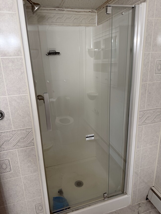 Large Suite Shower - 1575 W Street Rd