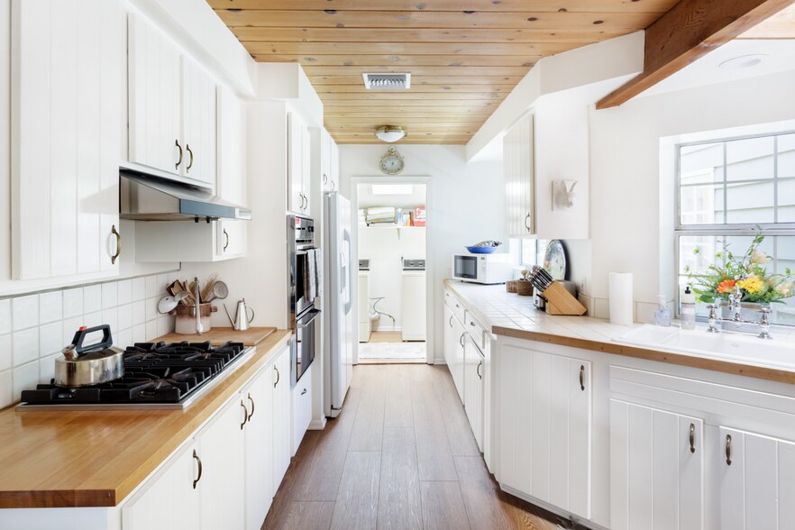 kitchen - 5108 Strohm Ave