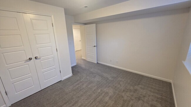 Building Photo - 4 bed 3 bath 2 car garage all maintenance provided townhome