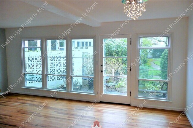 Building Photo - Hidden Gem 1 BR Condo NE 67th & Halsey