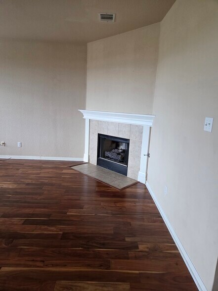 Gas log fireplace - 18204 Kermit Ct