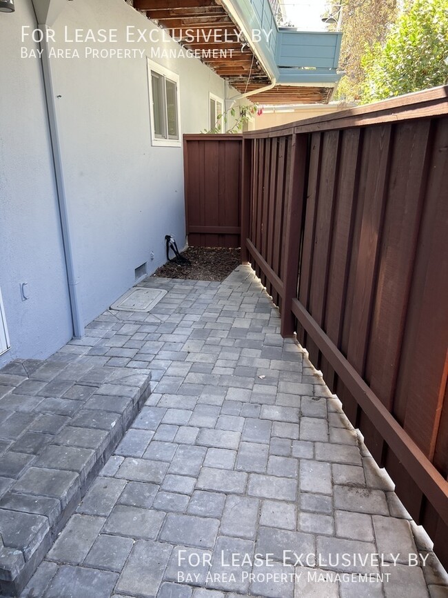 Building Photo - Pet-friendly, ground floor 2BR/2BA condo n...