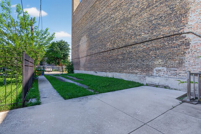 Building Photo - 3354 W Jackson Blvd