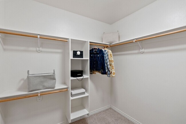 Building Photo - Charming Awbrey Butte Home Available NOW