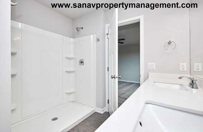 Building Photo - Spacious 3-Bedroom Home with Modern Layout...