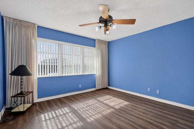 Building Photo - 9410 N Hollybrook Lake Dr