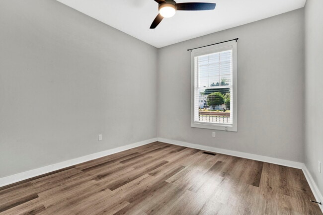 Building Photo - 100 E Maple St