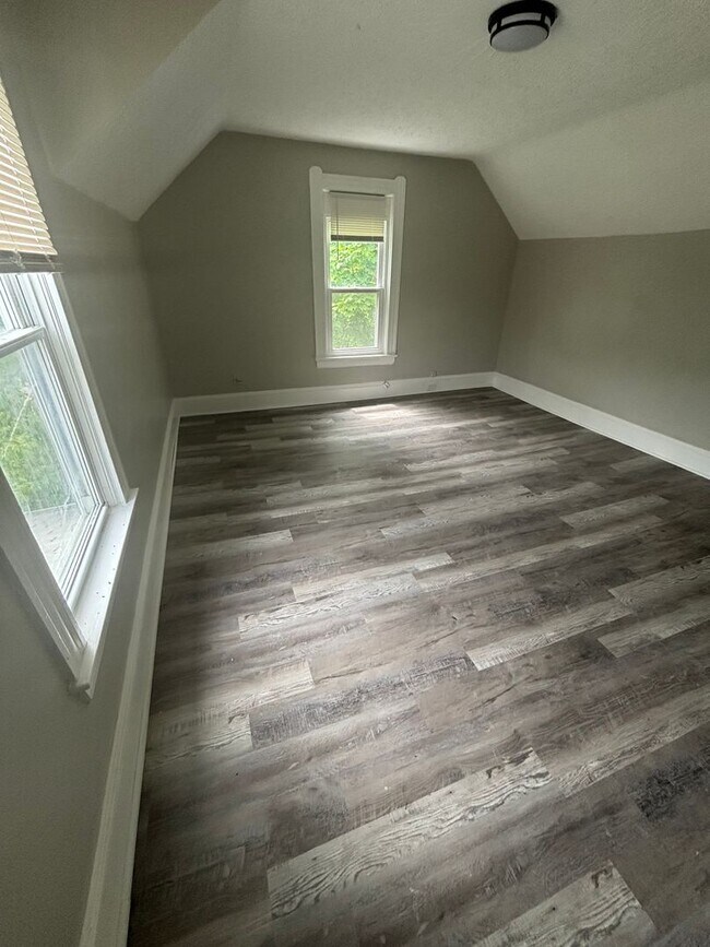Building Photo - Section 8 Accepted - Spacious 4br/2ba Home