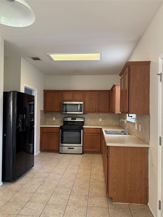 Building Photo - 14304 Sarah Ann Dr