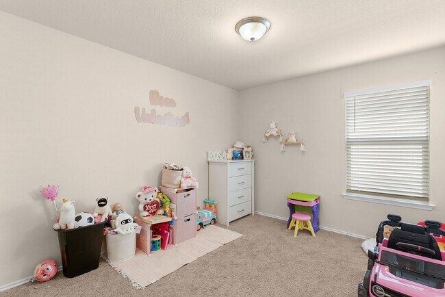 Building Photo - 4-bedroom 2-bathroom house!  Close to Fort Hood!