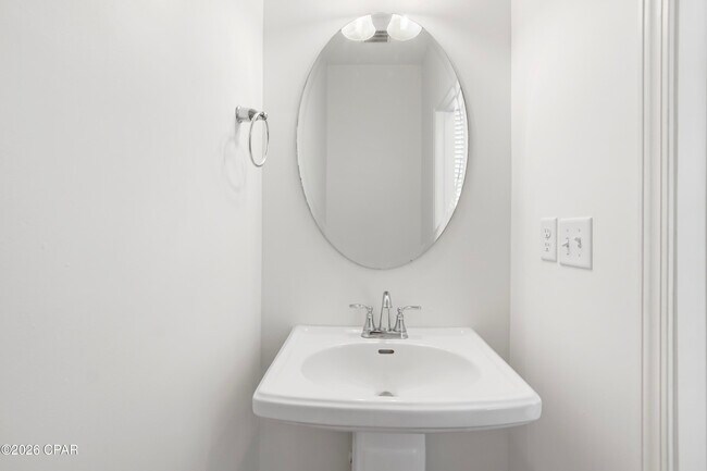 Building Photo - 413 Raven Ln