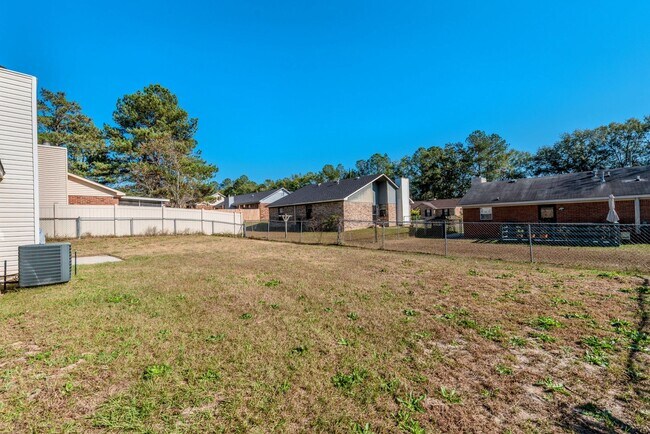 Building Photo - 2937 Dahlia Dr