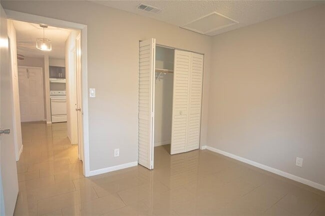 Building Photo - 416 Lakeside Dr