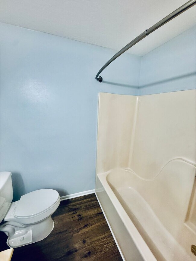 Building Photo - Low-Maintenance 2 Bedroom Condo with Modern Comforts