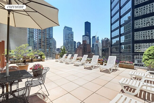 Building Photo - 211 E 53rd St