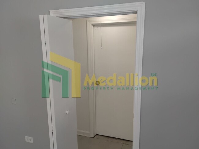 Building Photo - Updated 2-Bedroom Loft-Style Unit in Wicker Park