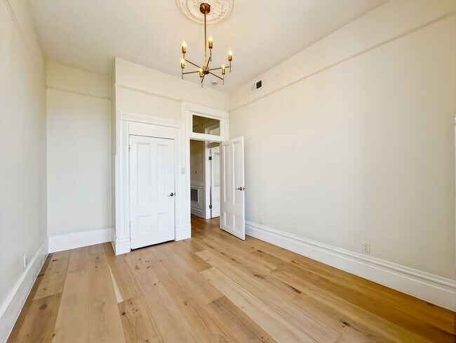 Building Photo - Top-Floor, Remodeled 5BR/2.5BA Victorian Flat, Pet Friendly, Steps from Alamo Square