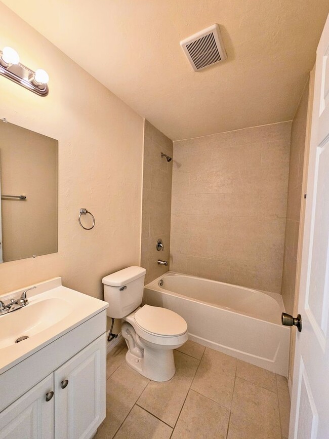Building Photo - Stunning 3 Bed / 2 Bath Duplex w/ Garage –...