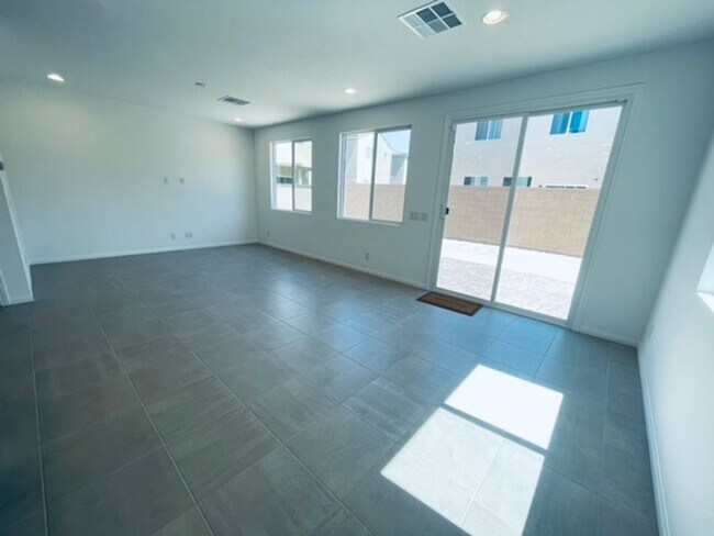 Building Photo - BEAUTIFUL 4 BEDROOM + LOFT HOME LOCATED IN...