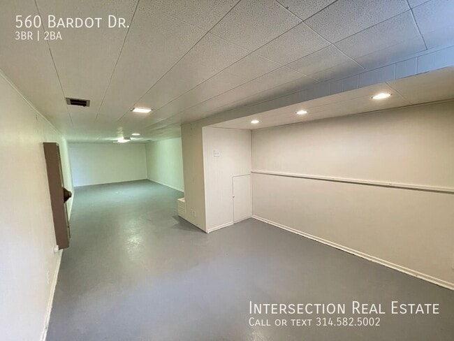 Building Photo - 560 Bardot Dr
