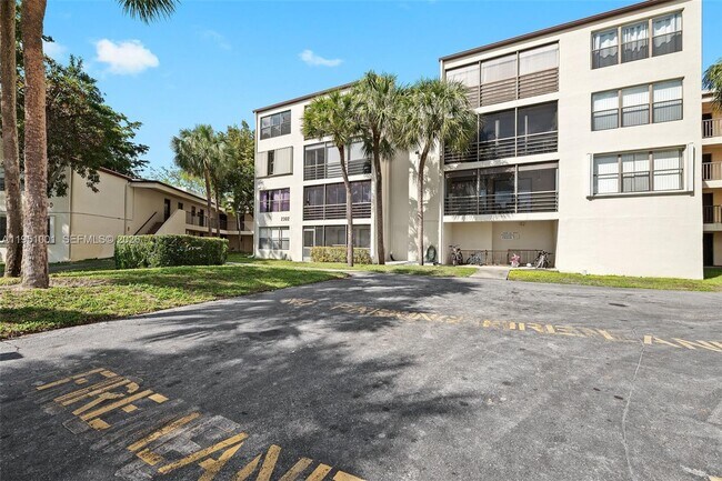 Building Photo - 2302 S Cypress Bend Dr