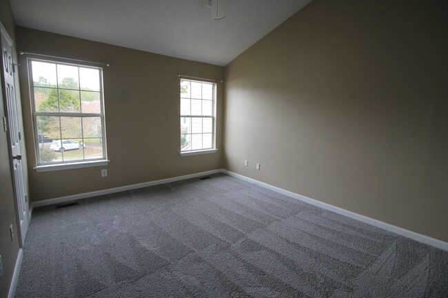 Building Photo - Updated 2 Bed/ 2.5 Bath