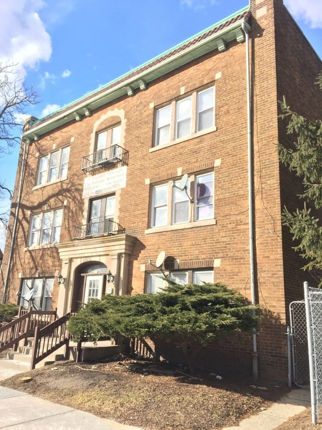 Building Photo - 816 W Greenfield Ave