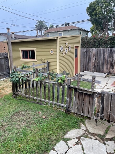 Laundry building - 3047 E 6th St