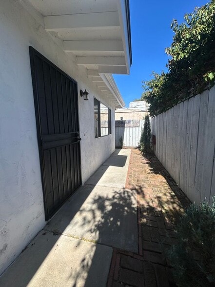 Building Photo - 336 J Ave