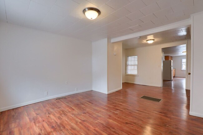 Building Photo - Available Now! 2 Bedroom House with Parkin...