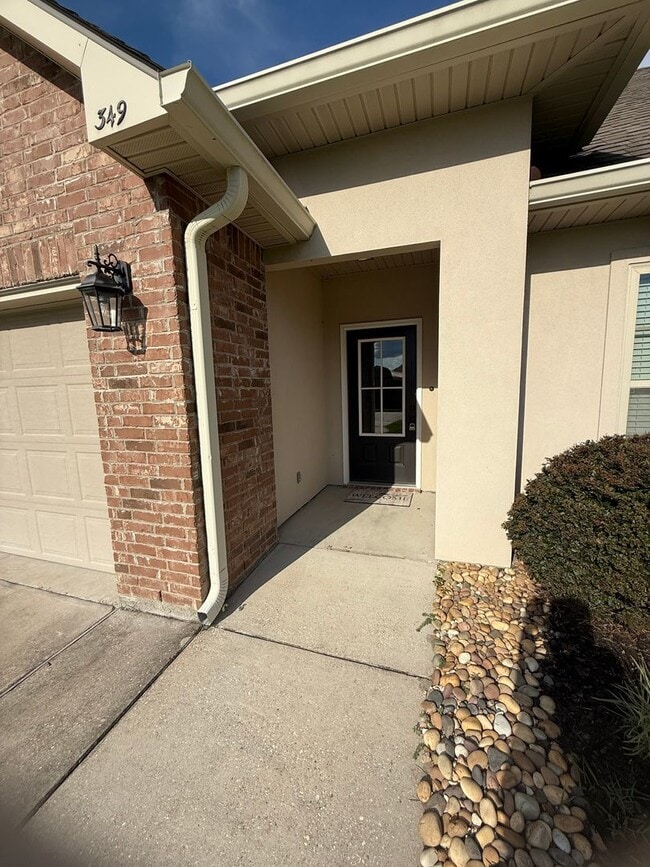 Building Photo - 3 BEDROOM IN FABULOUS NEIGHBORHOOD!