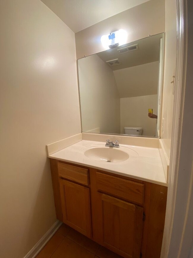 Building Photo - Spacious 3 Bedroom 2.5 Bathroom Home in Randolph Neighborhood