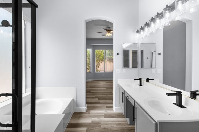 Building Photo - $2,500 Lovely Gilbert Rental Home With 2.5 Garage-3 bedrooms-2 Baths!