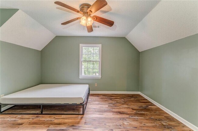 Building Photo - 58 Regent Ct