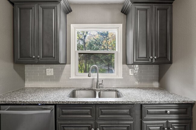 Building Photo - Welcome home to this cozy and fully updated 3-bedroom, 1-bath rental in Kansas City, KS!  1st mon...