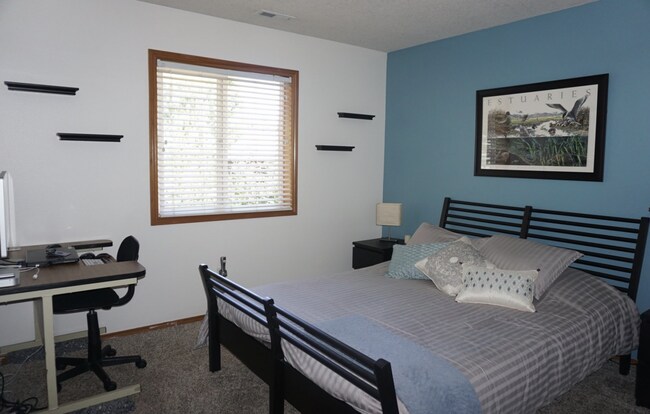 Building Photo - Lake Shore 4 Bedrooms