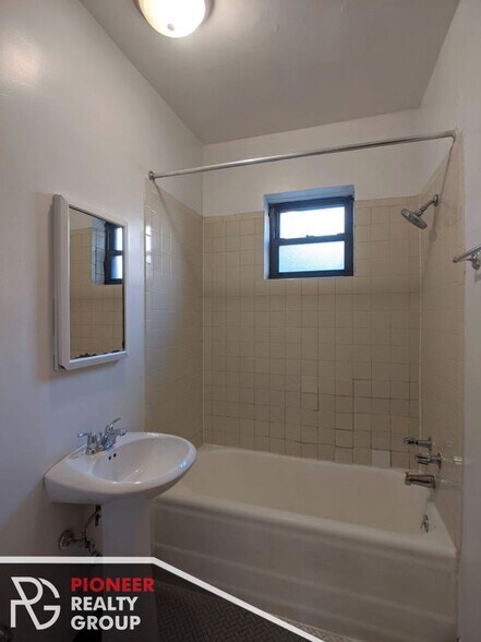 Building Photo - 4631 N Paulina St