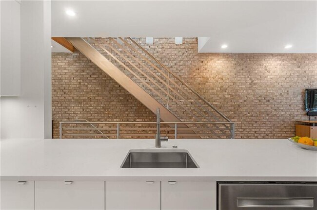 Building Photo - 1350 Fernwood Cir NE